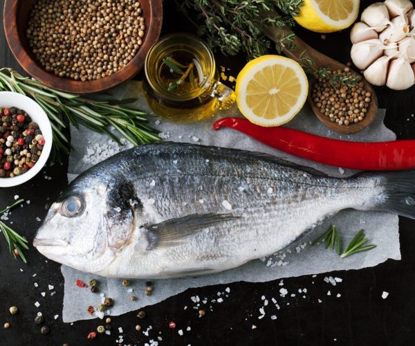 Dorade grillée servie avec des tranches de citron au restaurant La Table de 3 à Bordeaux
