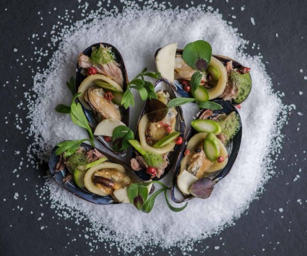 Assiette de moules citronnées servies en plat principal au restaurant La Table de 3 à Bordeaux