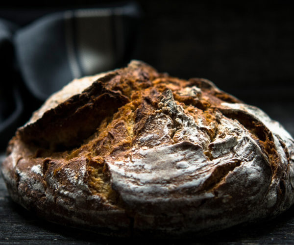 Pain rustique au croûte dorée fraîchement cuit au restaurant La Table de 3 à Bordeaux