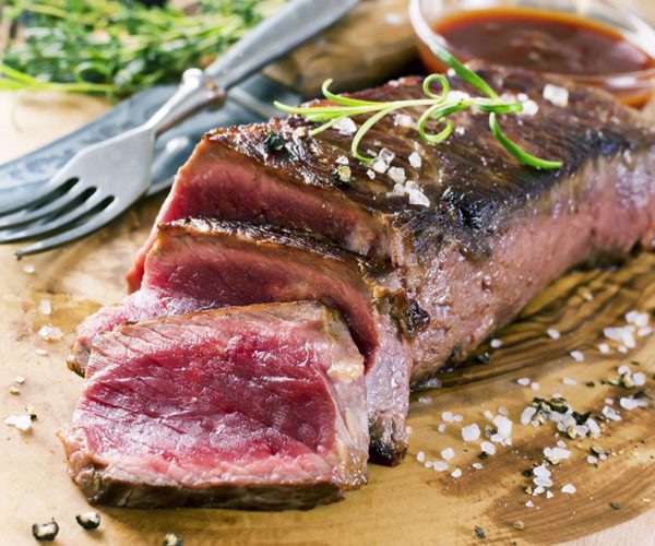 Pavé de boeuf sur la planche de bois au restaurant La Table de 3 à Bordeaux
