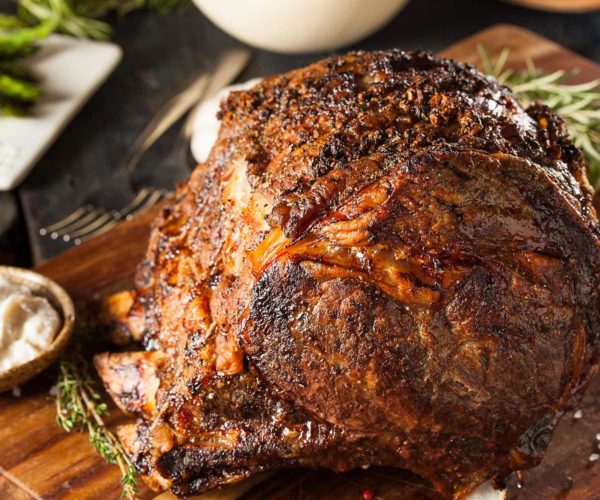 Rôti de bœuf cuit à la perfection avec jus de cuisson au restaurant La Table de 3 à Bordeaux