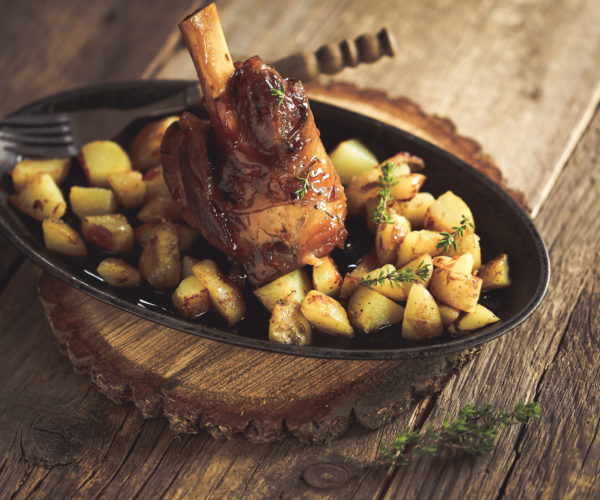 Souris d’agneau confite cuisinée au romarin au restaurant La Table de 3 à Bordeaux