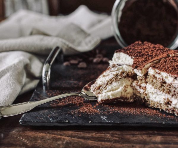 Délicieux tiramisu maison présenté au restaurant La Table de Trois à Bordeaux