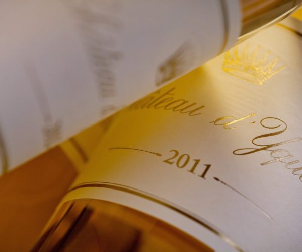 Vin blanc 2011 en bouteille prêt pour la dégustation au restaurant La Table de 3 à Bordeaux