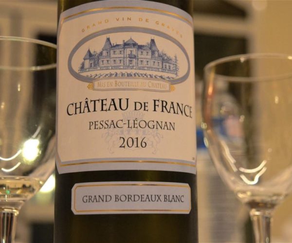Bouteille de vin Château de France rouge élégante à la cave du restaurant La Table de 3 à Bordeaux